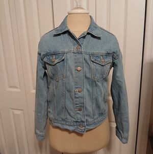 Like New Ladies XS Old Navy Light Wash Denim Jean Jacket With Pockets